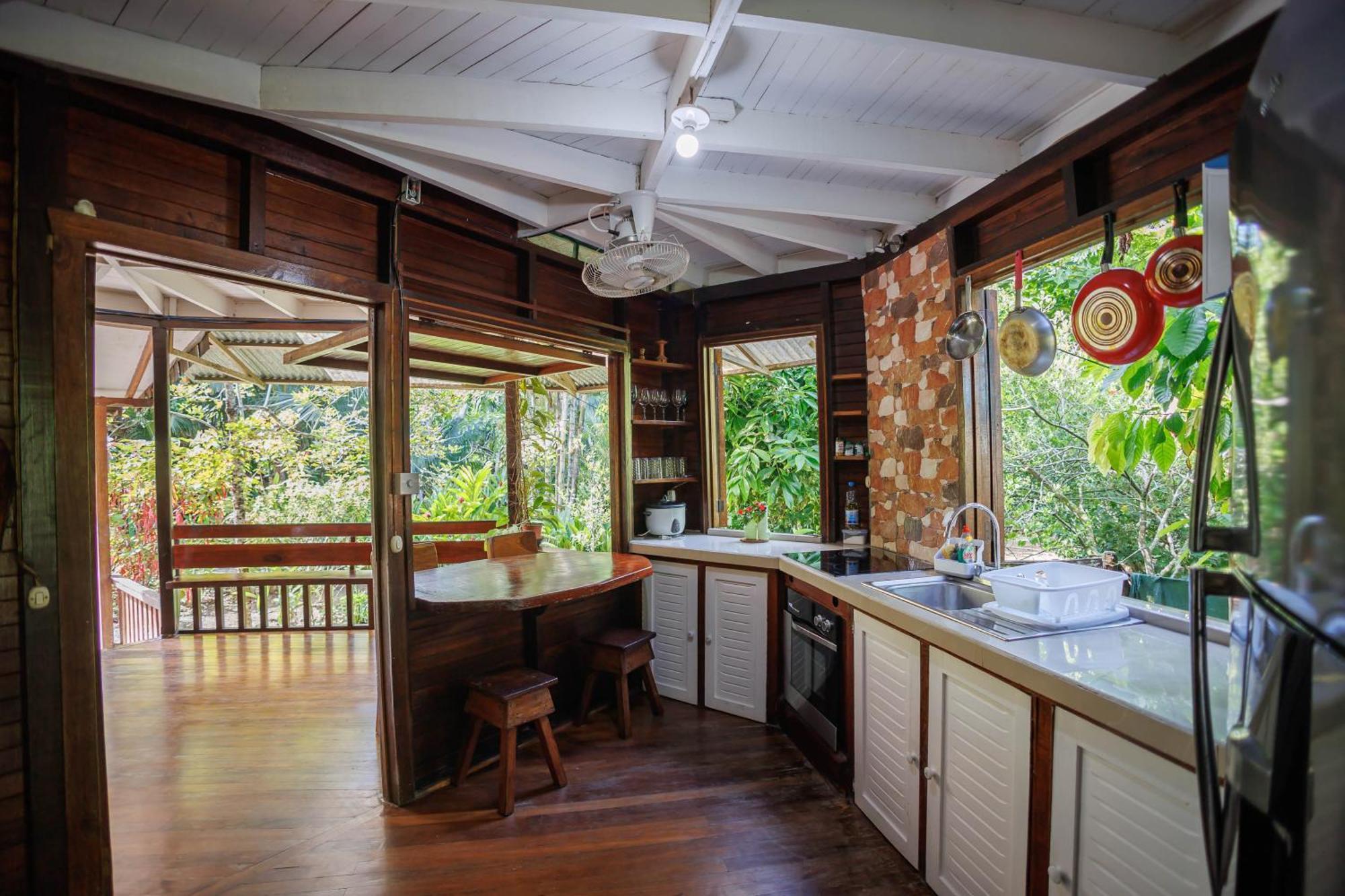 Bungalows Ache Cahuita Exterior photo